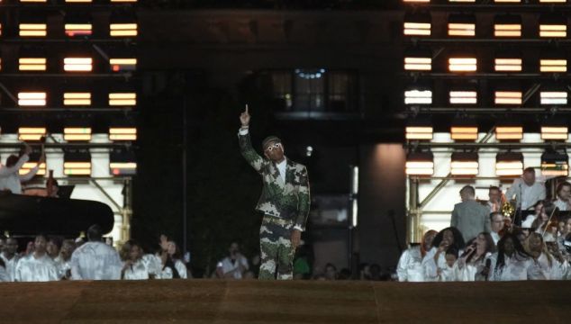 Beyoncé delights the crowds on the front row of the Louis Vuitton