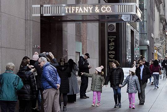 Electrical Fire Sends Smoke Billowing From Under New York’s Famous Tiffany Store