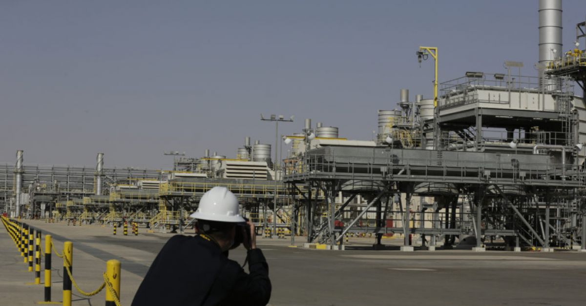 Саудовская Аравия и Россия снова сократили поставки нефти в попытке поддержать цены на нефть.