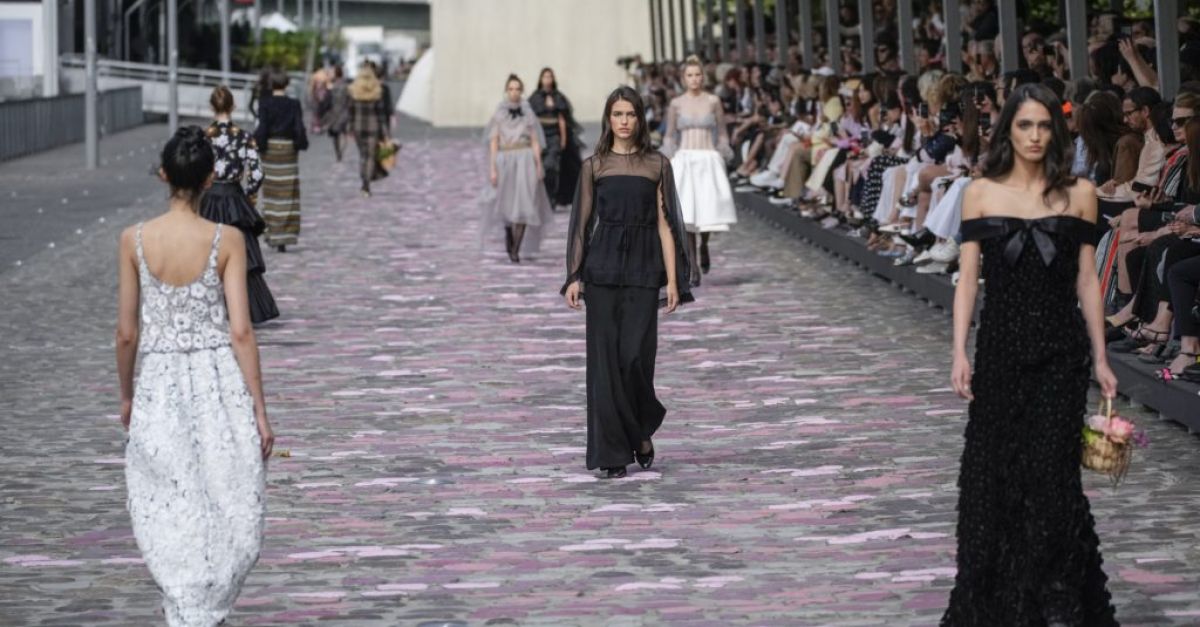 La Fashion Week de Paris continue d'attirer les stars dans une France mouvementée