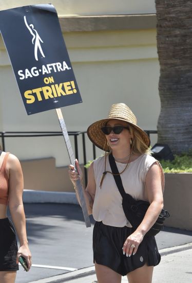 Hilary Duff And Kevin Bacon Join Picket Lines Of Us Actors’ Union Strike
