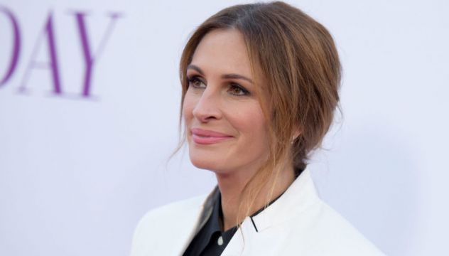 Julia Roberts Presented With Manchester United Shirt By Erik Ten Hag
