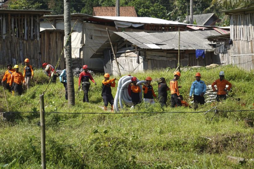 Rescuers In Indonesia Try To Reach Eight Workers Trapped In Illegal Mining Hole