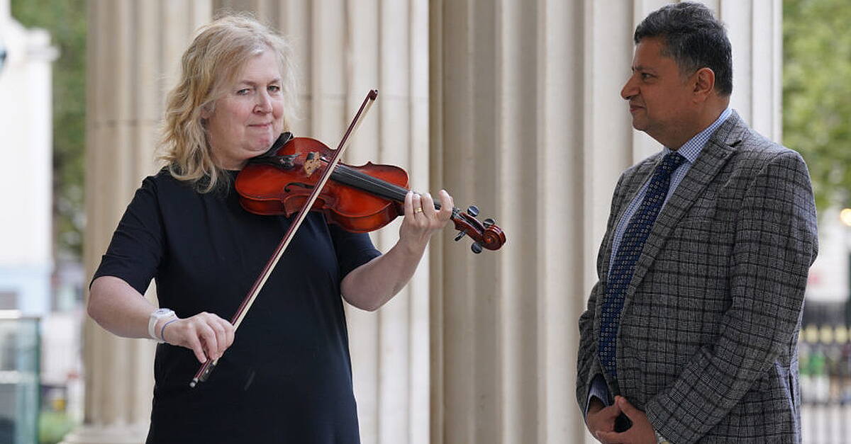 Woman who played violin during brain surgery reunites with doctor - Vimarsana News