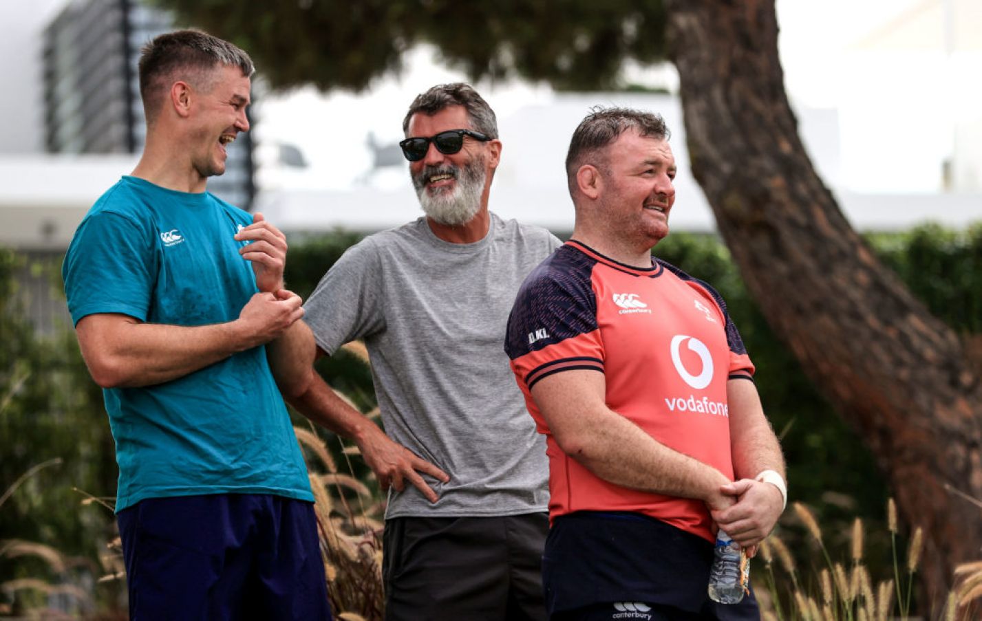 Roy Keane Chats With Johnny Sexton And Dave Kilcoyne. Photo: Dan Sheridan/Inpho