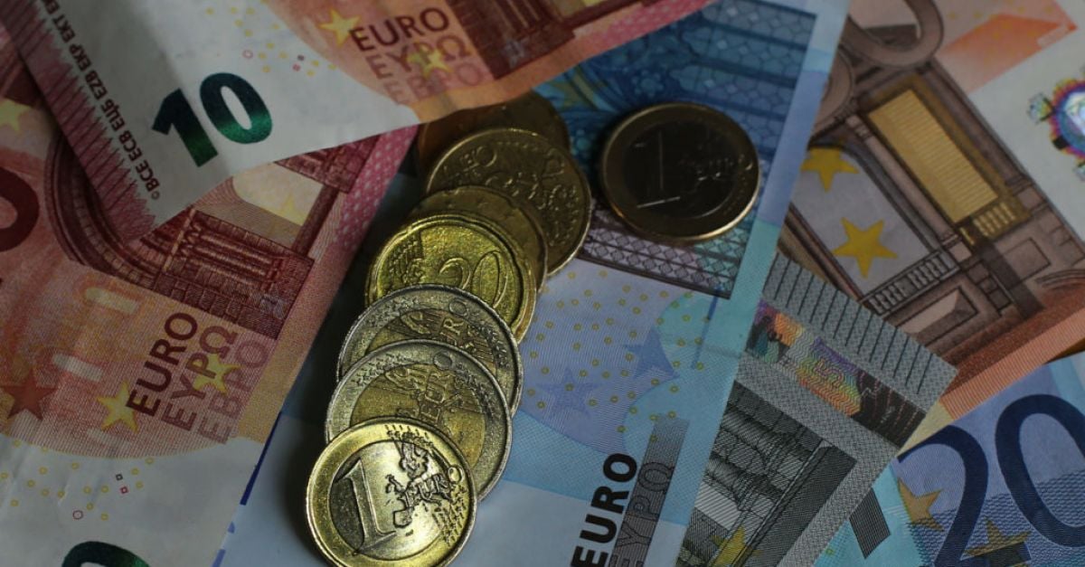 Предложението на правителството за заплати в публичния сектор от 2,9 милиарда евро включва 12% увеличения за някои държавни служители
