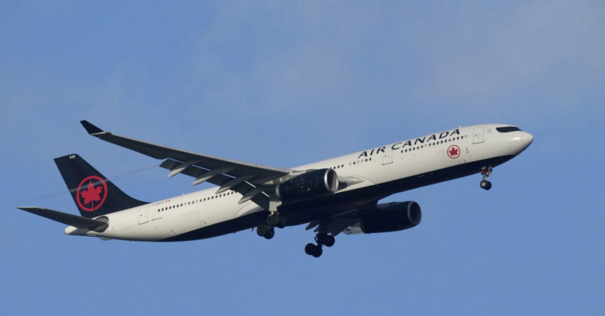 Авиакомпания извинилась за выдворение пассажиров, пожаловавшихся на рвоту на сиденьях