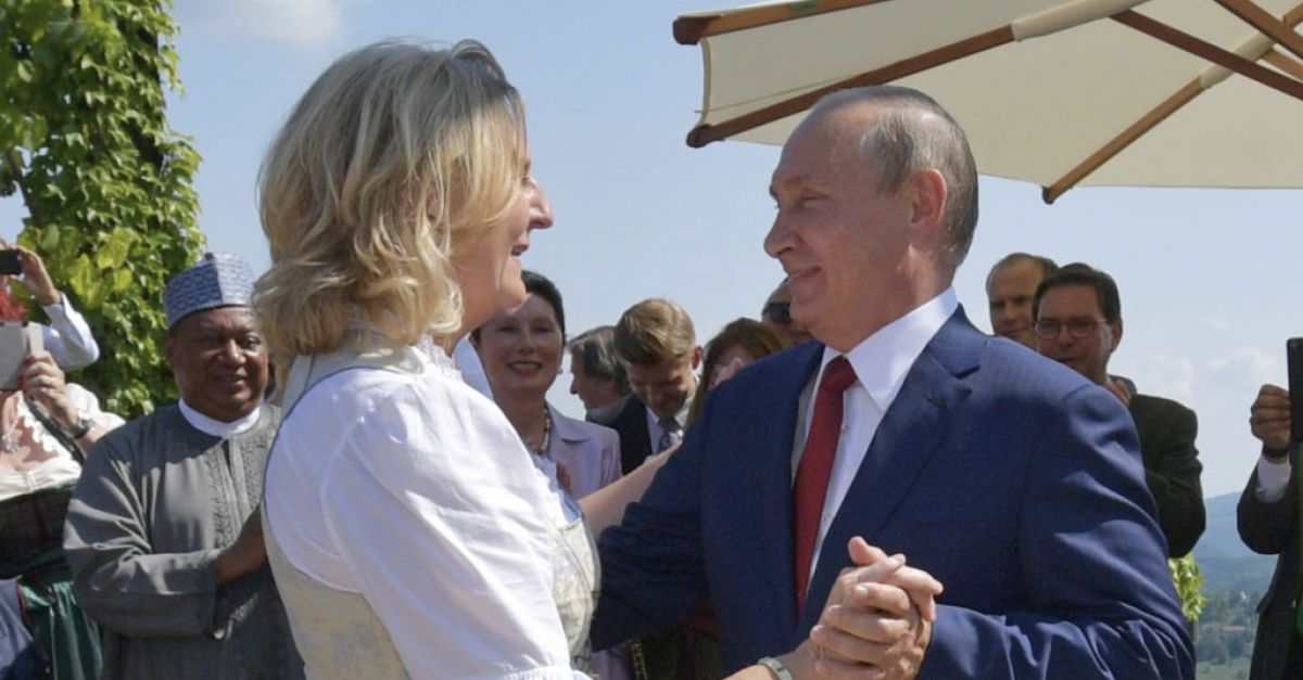 Бывший министр иностранных дел Австрии, танцевавший на свадьбе Путина, уехал в Россию