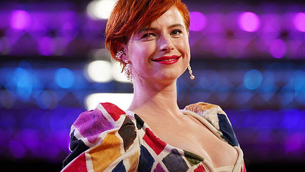 Western People — Jessie Buckley in trailer for Apple Original romance Fingernails - Vimarsana News