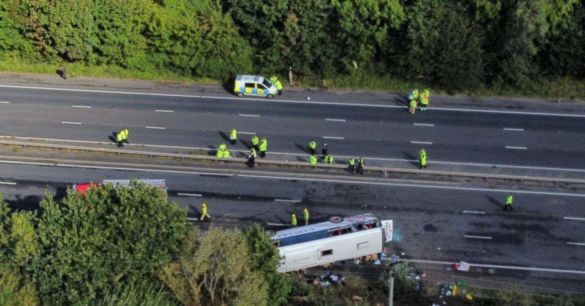 Une fille (14 ans) et un chauffeur de bus scolaire décèdent à la suite d’un accident sur l’autoroute du Cheshire
