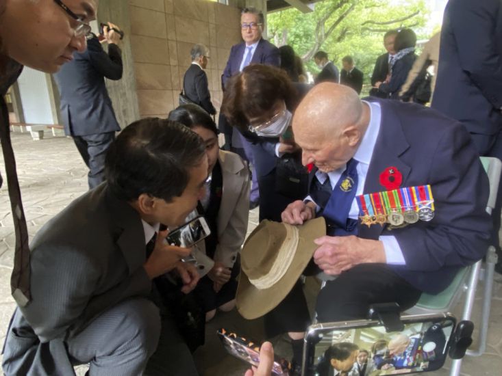 British Army Veteran Who Fought Against Japan Visits Tokyo’s National Cemetery
