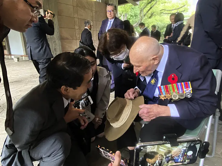 British Army Veteran Who Fought Against Japan Visits Tokyo’s National Cemetery