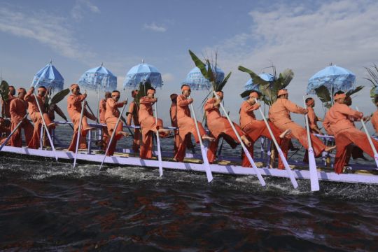 In Pictures: Myanmar Lake Festival Resumes After Three Years
