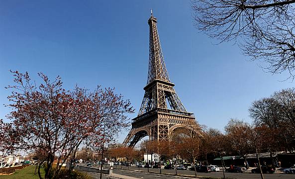 Man Decides To Propose After Visitors Temporarily Stranded On Eiffel Tower