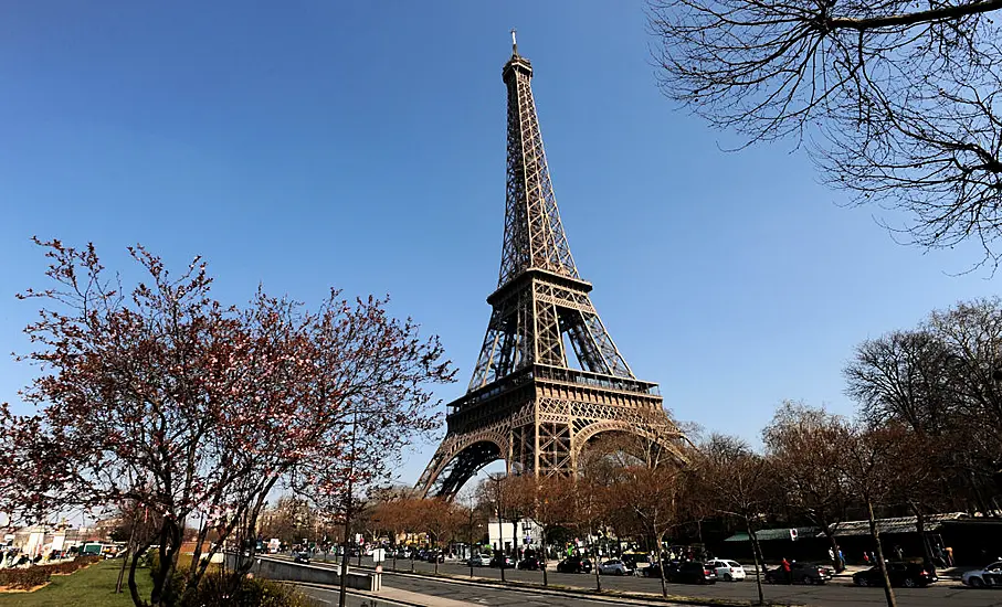 Man Decides To Propose After Visitors Temporarily Stranded On Eiffel Tower