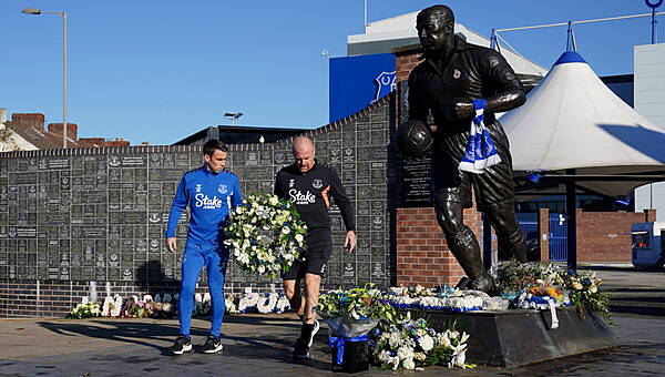 Western People — Seamus Coleman and Sean Dyche pay tribute to Everton chairman Bill Kenwright - Vimarsana News