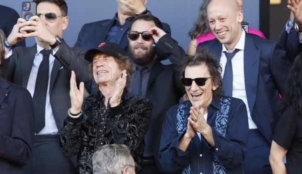 Western People – Mick Jagger y Ronnie Wood asisten al partido de fútbol español “El Clásico”.