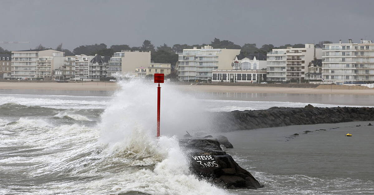 Record winds in France as Storm Ciarán batters western Europe