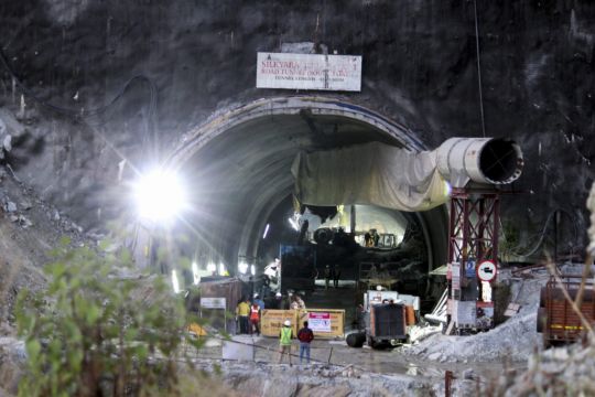 Drill Bores Into Tunnel Rubble In India To Create Escape For 40 Trapped Workers