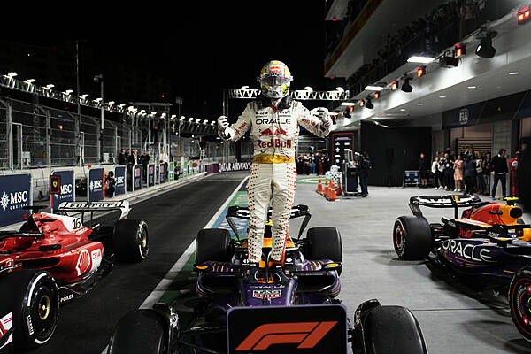 Max Verstappen overcomes penalty and collision to win Las Vegas Grand Prix | Roscommon Herald