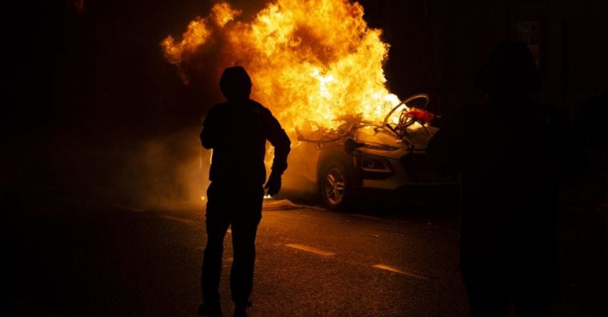 Бунтове в Дъблин: Мъж се явява в съда, обвинен в подпалването на автомобил на Garda
