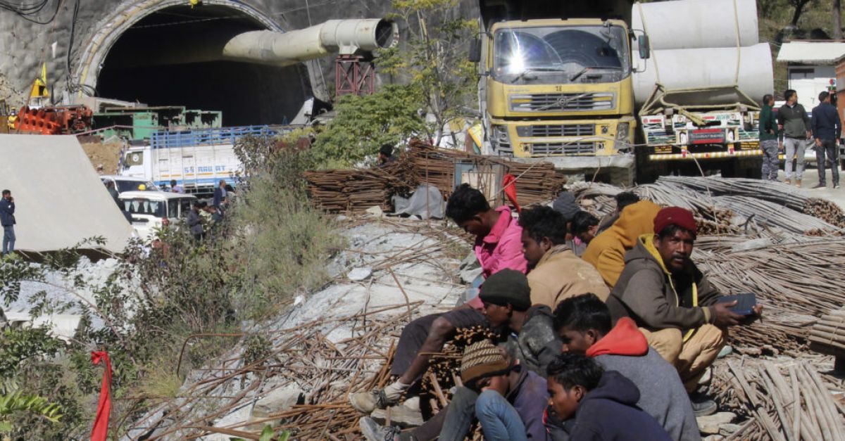 Сондажите се възобновяват в опит за спасяване на работници, блокирани в срутен тунел в Индия