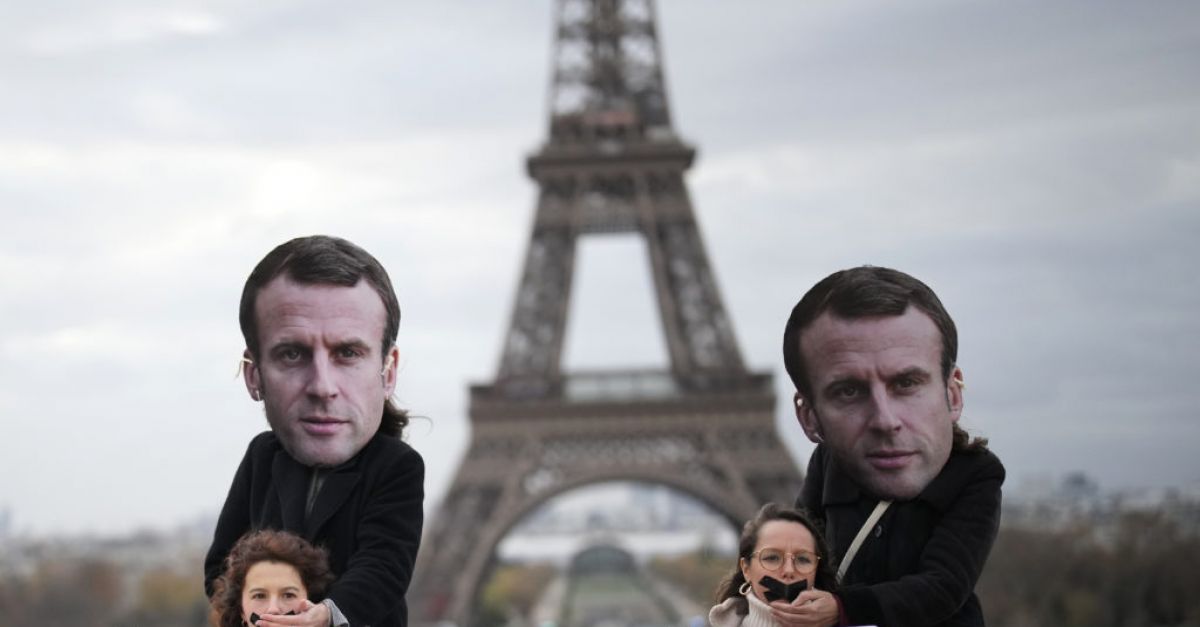 Активисти, носещи маски, изобразяващи президента Еманюел Макрон, призоваха френското правителство