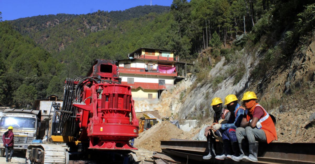 Спасяването на 41 работници от срутен тунел в Индия е изправено пред ново забавяне