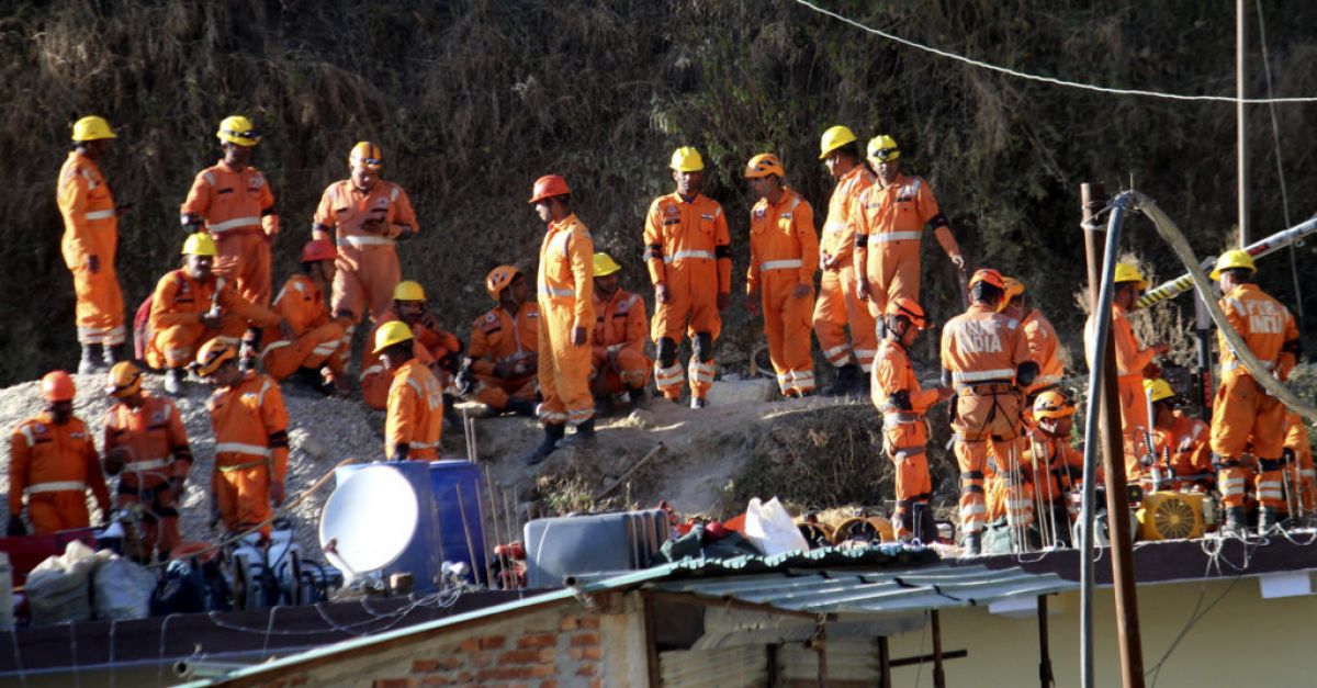Копаенето за спасяване на 41 работници, блокирани в тунел в Индия, спряно, тъй като машината се повреди