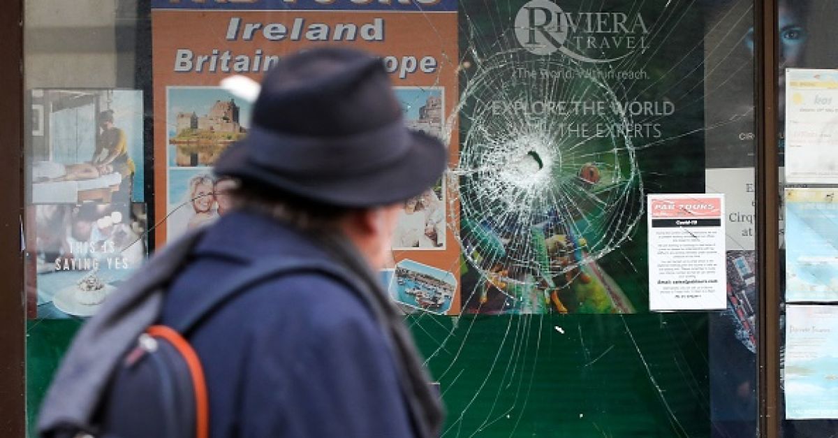 Бунтове в Дъблин: Уплашените собственици на магазини са казани от gardaí „да се справят с Дрю Харис“