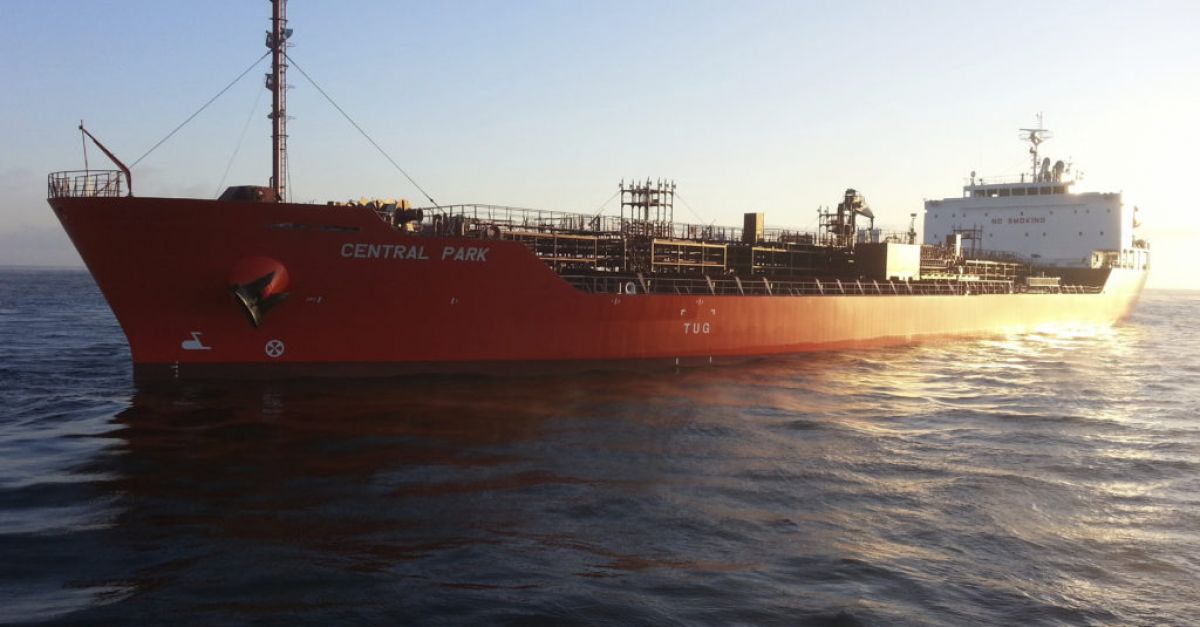 Петролен танкер свързан с Израел беше заловен край бреговете на