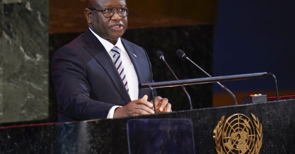 Президентът на Сиера Леоне наложи комендантски час, след като бунтовниците атакуваха армейски казарми