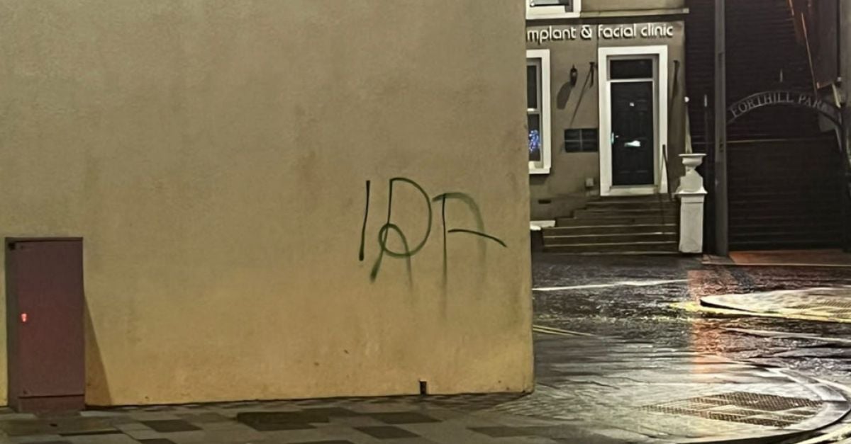 Измазването на графити на ИРА близо до мемориала на бомбата в Енискилен е осъдено