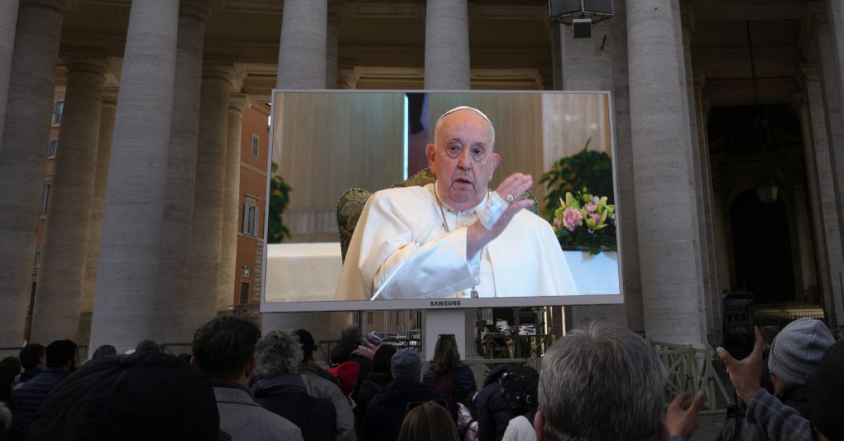 Папа Франциск получава интравенозни антибиотици за белодробен проблем, казва Ватикана