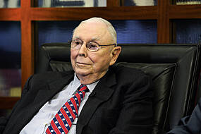 Warren Buffett Ally Charlie Munger Dies Aged 99