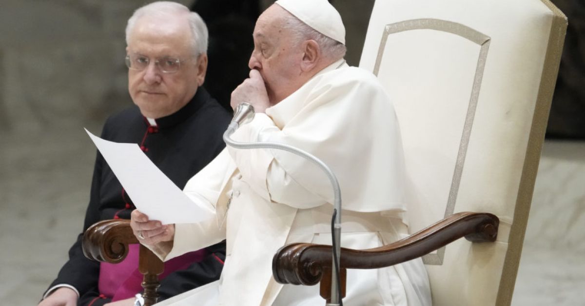 Помощник чете реч за болния папа Франциск