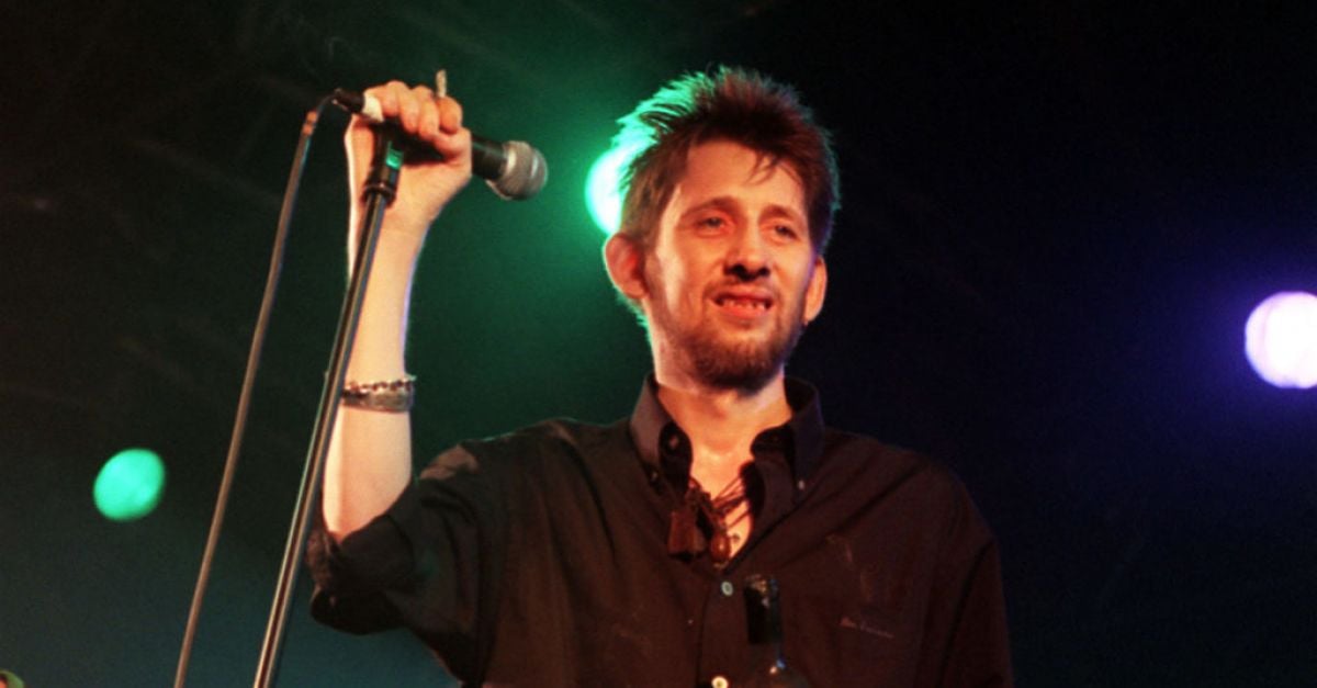Shane MacGowan, фронтменът на The Pogues и автор на песни, почина на 65
