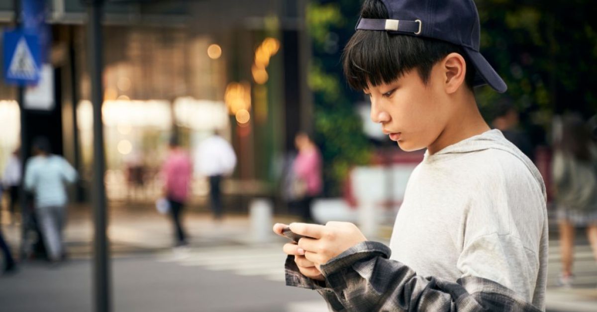 Как да ограничите използването на социални медии от вашия тийнейджър – тъй като проучването го свързва с вредно поведение