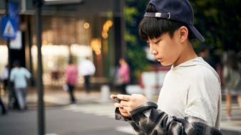How To Curb Your Teenager’s Social Media Use – As Study Links It With Harmful Behaviours
