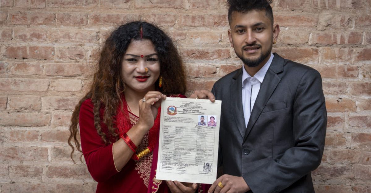 Първата гей двойка в Непал чиито еднополови бракове са официално