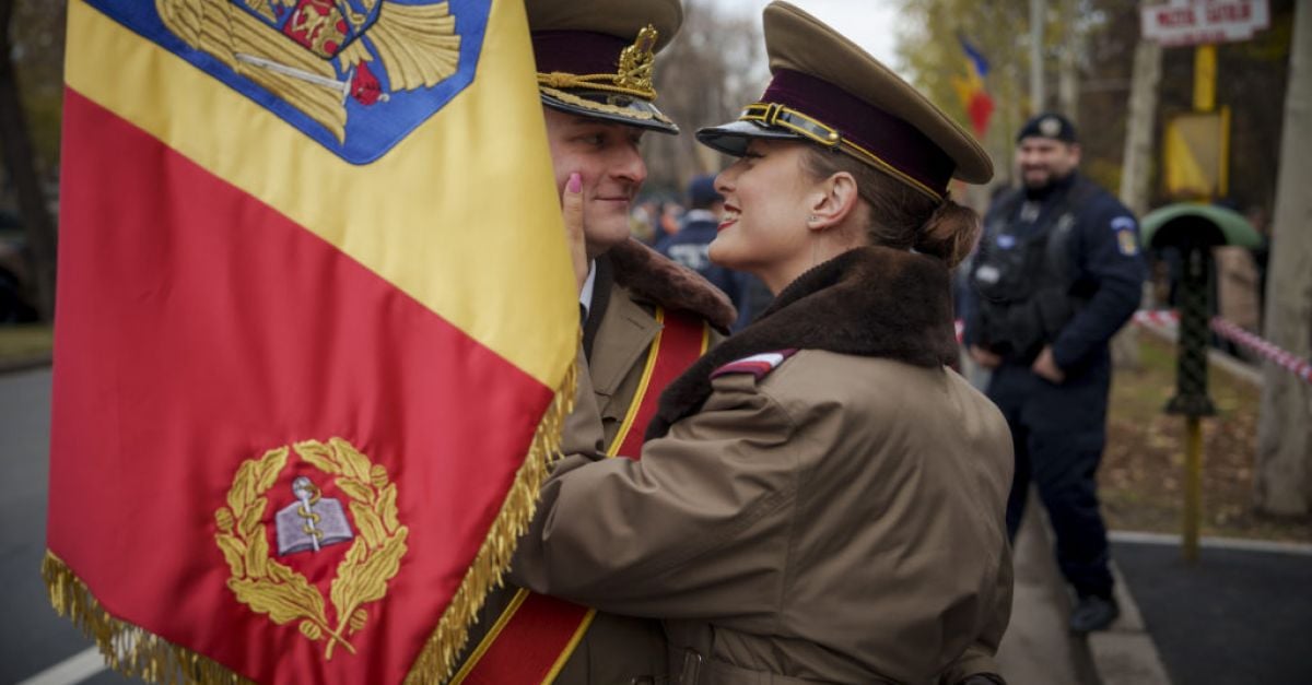 Десетки хиляди гледат военен парад, отбелязващ националния празник на Румъния