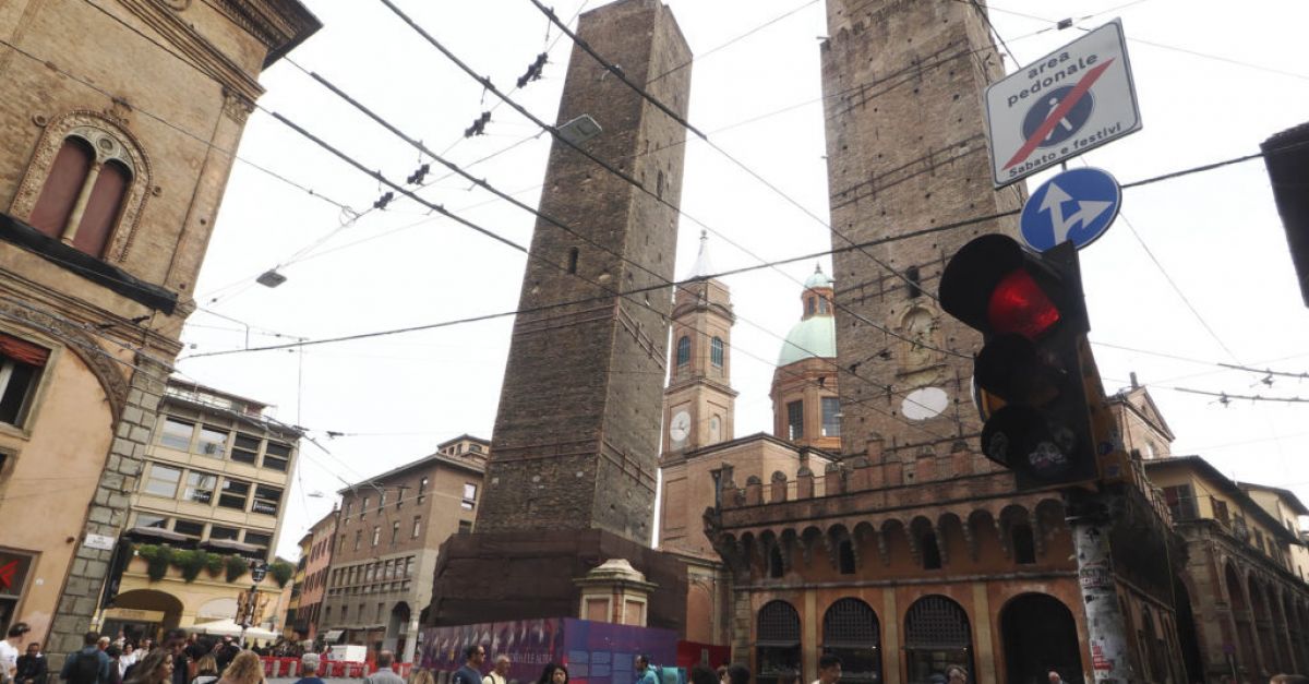 Наклонената кула е отцепена в Болоня поради опасения от срутване