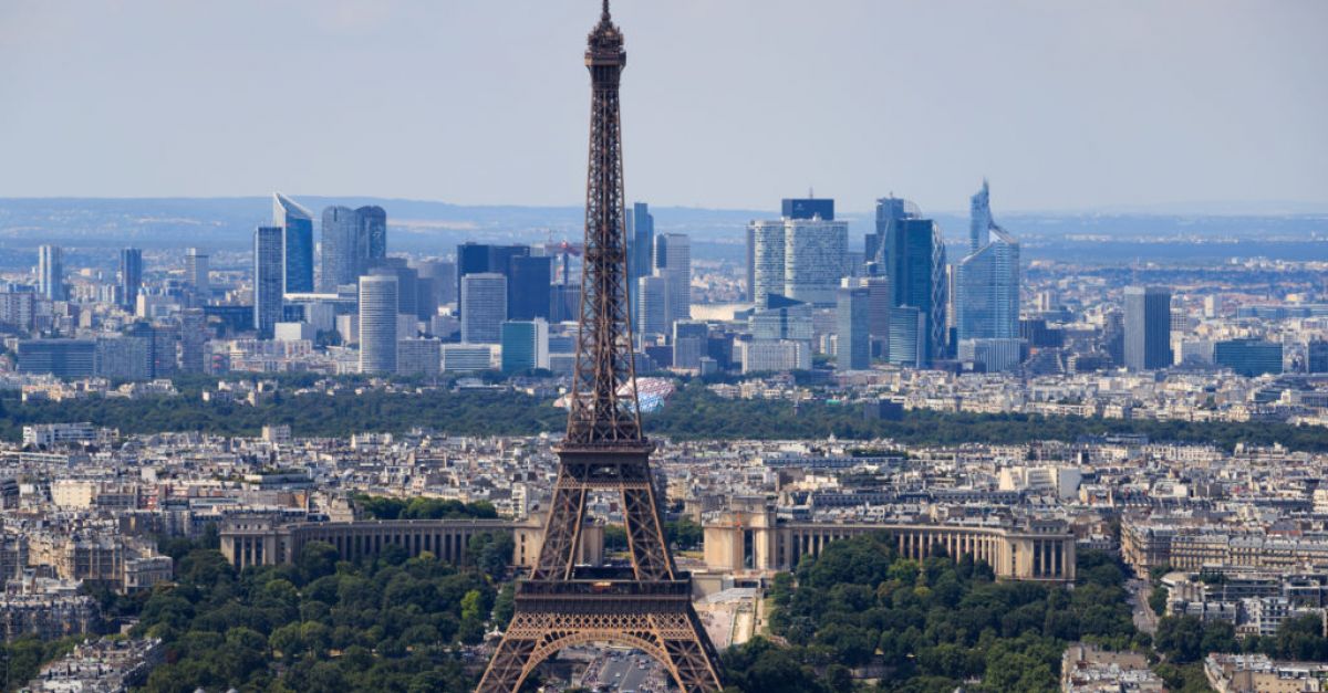 Нападател, преследващ минувачи в Париж в събота вечерта, е нападнал