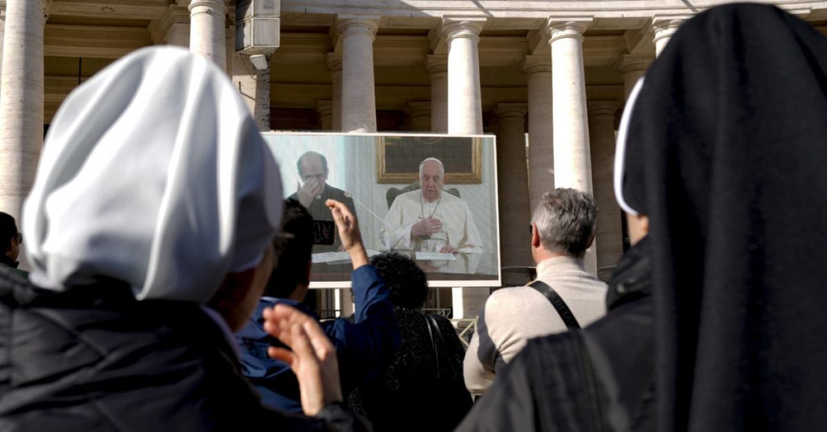 Папа Франциск „се справя по-добре“, но отново пропуска да се появи на прозореца на площад „Свети Петър“