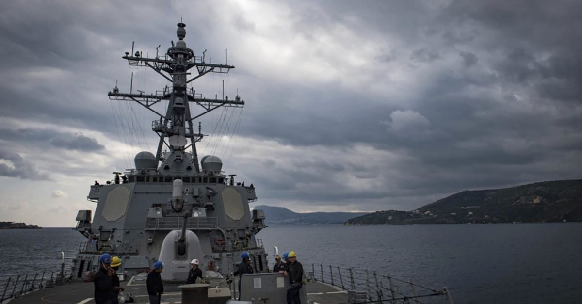 Пентагонът казва, че американски военен кораб сред корабите е атакуван в Червено море