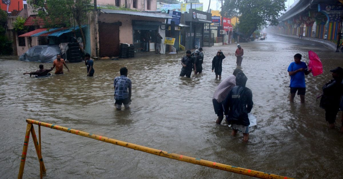 Проливни дъждове връхлетяха южното и източното крайбрежие на Индия, докато се подготвят за мощна буря