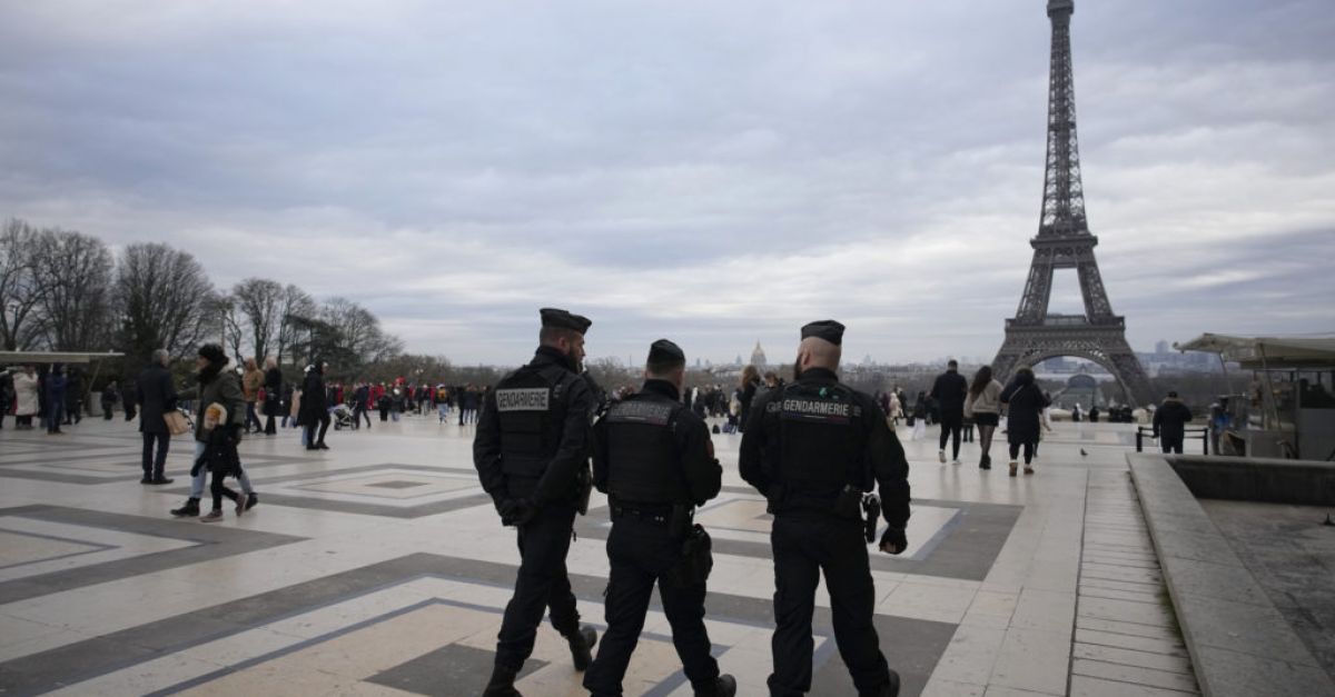 Френската полиция, разследваща смъртоносна атака близо до Айфеловата кула през