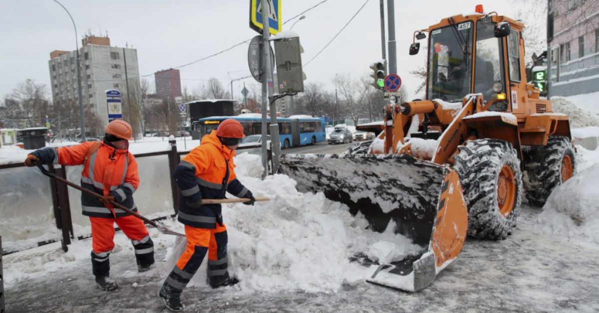 Москва беше ударена от обилен сняг който причини прекъсване на