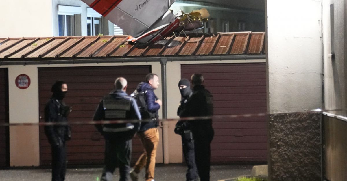 Малък самолет направи аварийно кацане в предградията на Париж