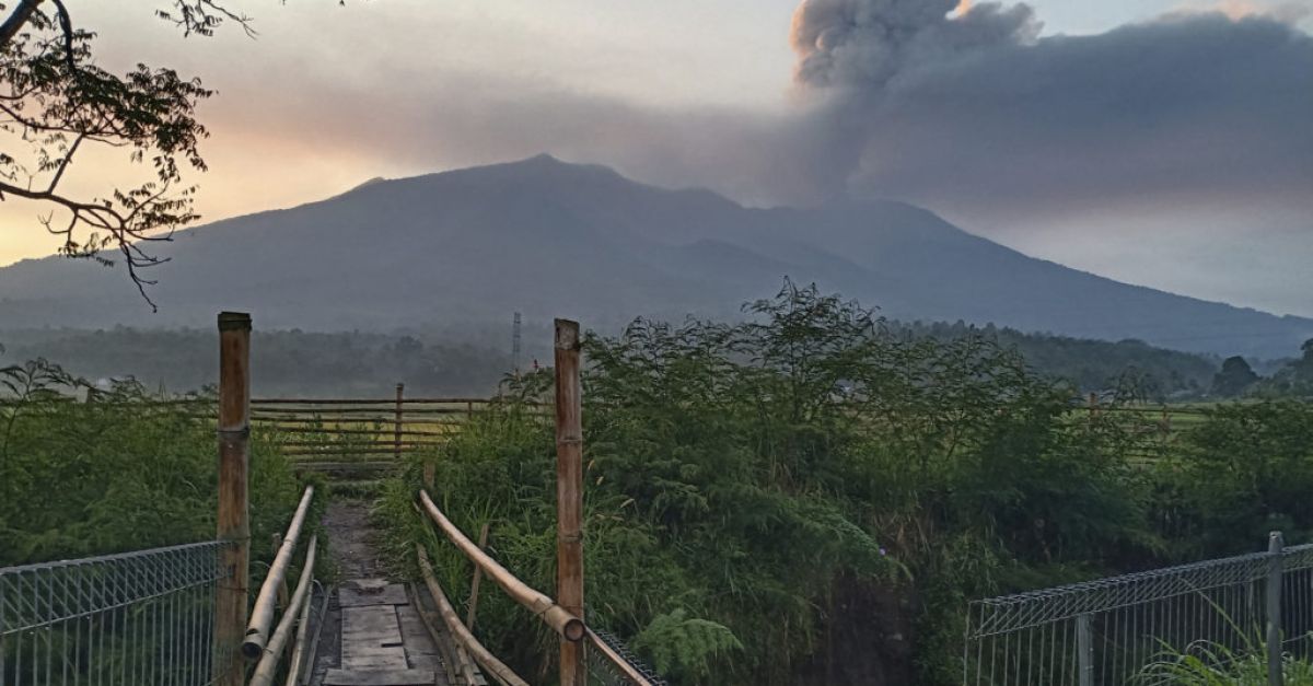 Спасители, претърсващи опасните склонове на индонезийския вулкан Маунт Марапи, откриха